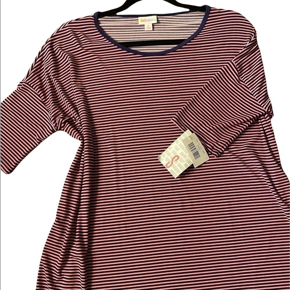 NWT LuLaRoe Irma top a loose, knit "high-low" tunic w/
fitted mid-length sleeves